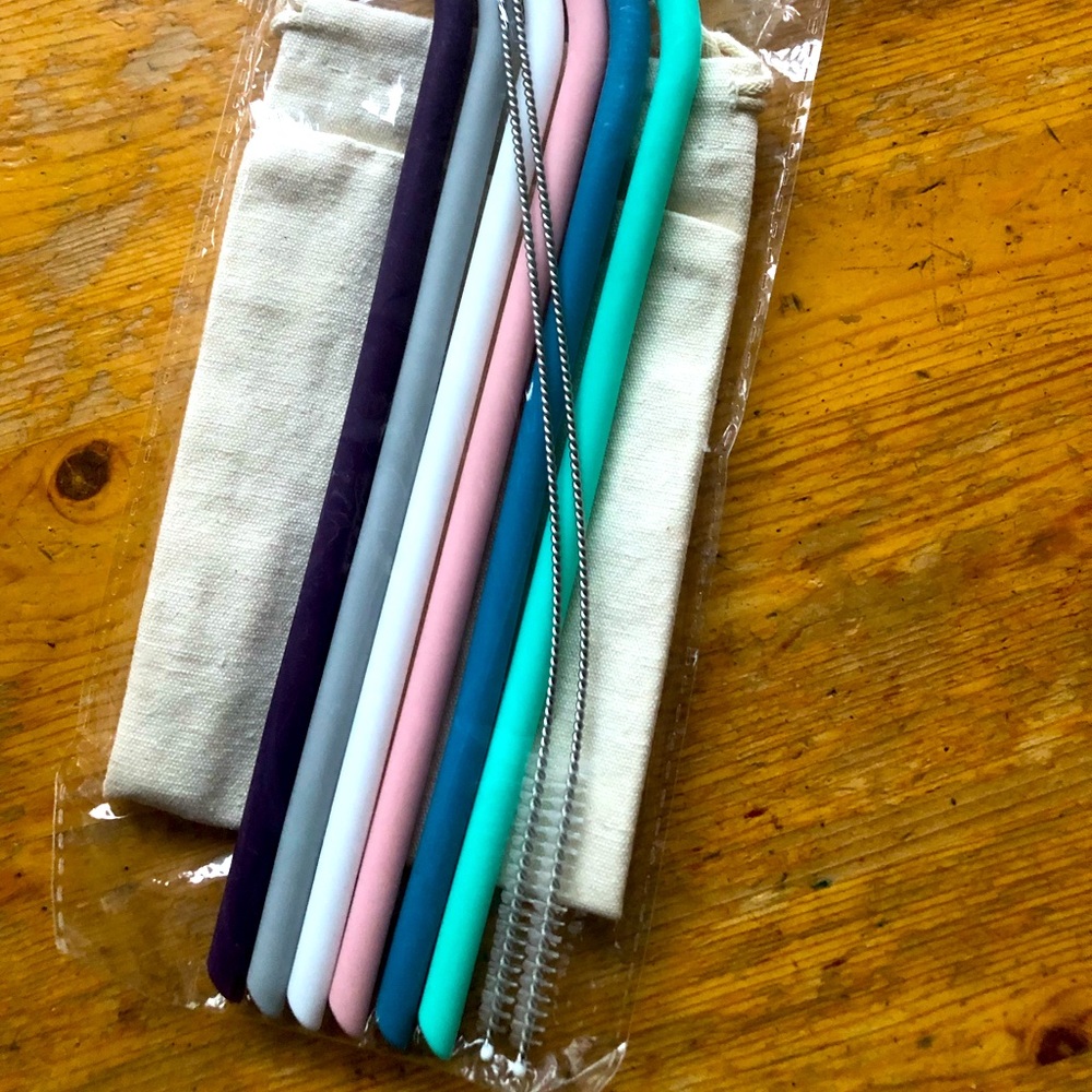 Set of 6 reusable straws with bag and cleaning brushes.